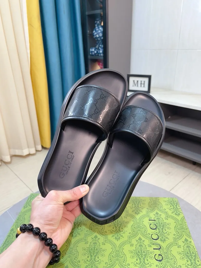 Men's shoes 💰260🌹🌹 (gucci-Gucci) New men's slippers, high-end boutique, made of cowhide, with exquisite embossed logo decoration on the upper, fine workmanship, super soft soles, casual, loose and comfortable, a must-have in summer! \nsize：38-44